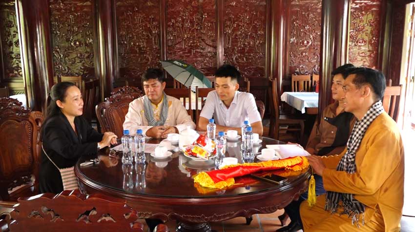 Đại diện của đoàn gặp gỡ, giao lưu, trao đổi với đại diện ban quản lý khu di tích.