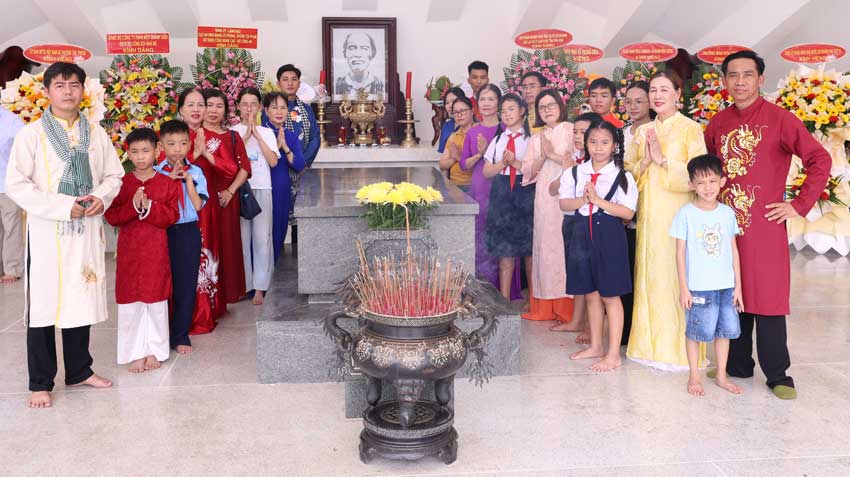Đoàn chụp hình lưu niệm bên mộ cụ Phó bảng Nguyễn Sinh Sắc